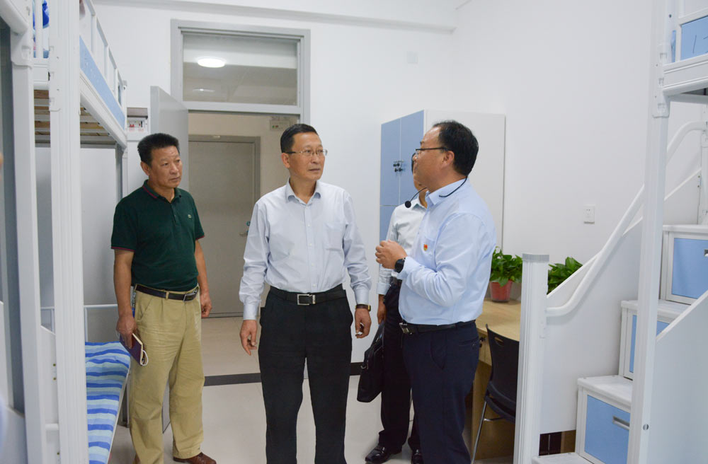 区人大常委会视察调研王益中学运营情况_铜川市王益区人民政府
