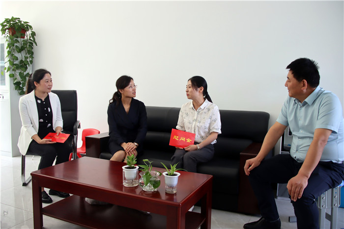 张雅茹在教师节前夕看望慰问教师代表_宜君县人民政府