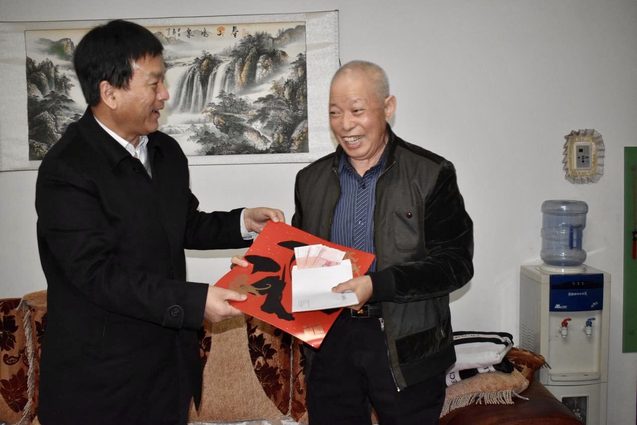 铜川市民政局班子成员慰问退休干部和驻村工作队员